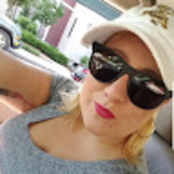 Meet your Posher, Lisa - Picture 1 of 1